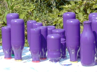 Trocknen diverser violett gestrichener Flaschen